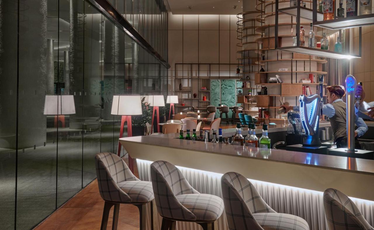 Amari Spice Penang 호텔 바얀레파스 외부 사진 The bar at the hotel