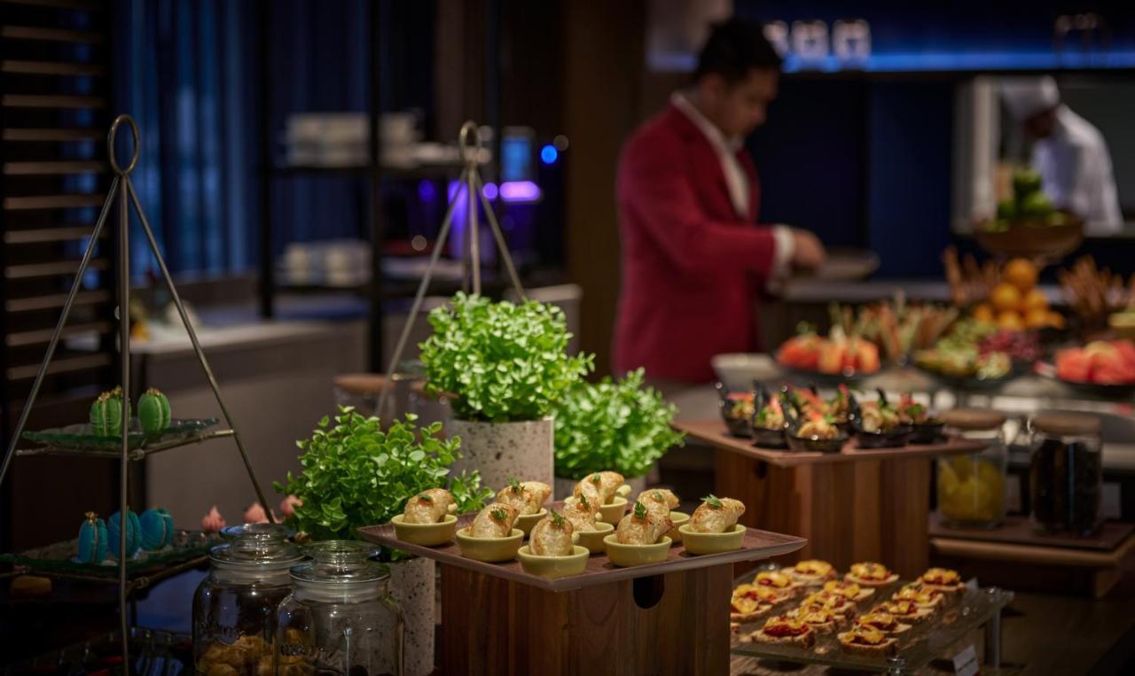 Amari Spice Penang 호텔 바얀레파스 외부 사진 A buffet at a hotel