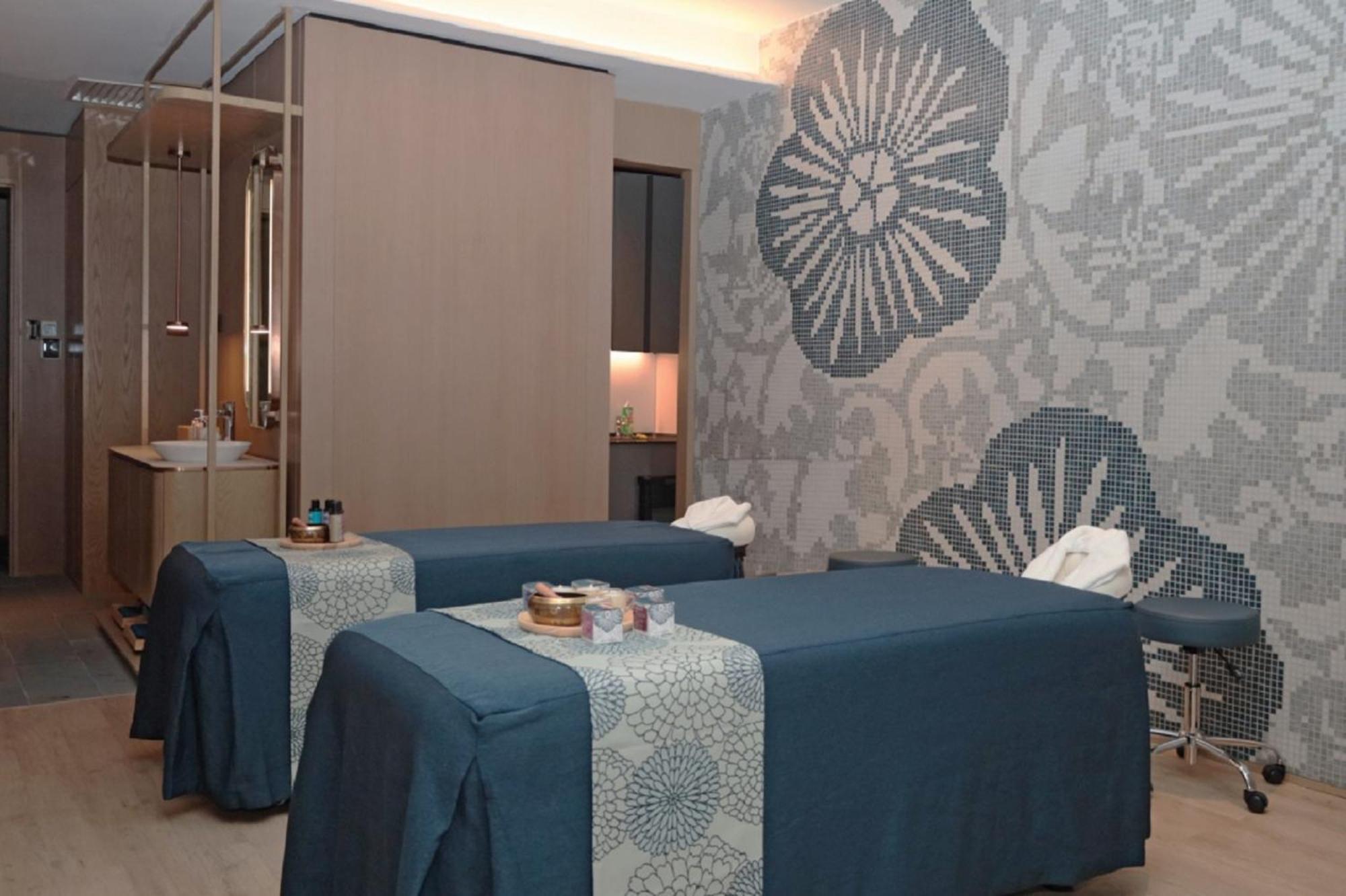 Amari Spice Penang 호텔 바얀레파스 외부 사진 A treatment room at the Four Seasons Spa